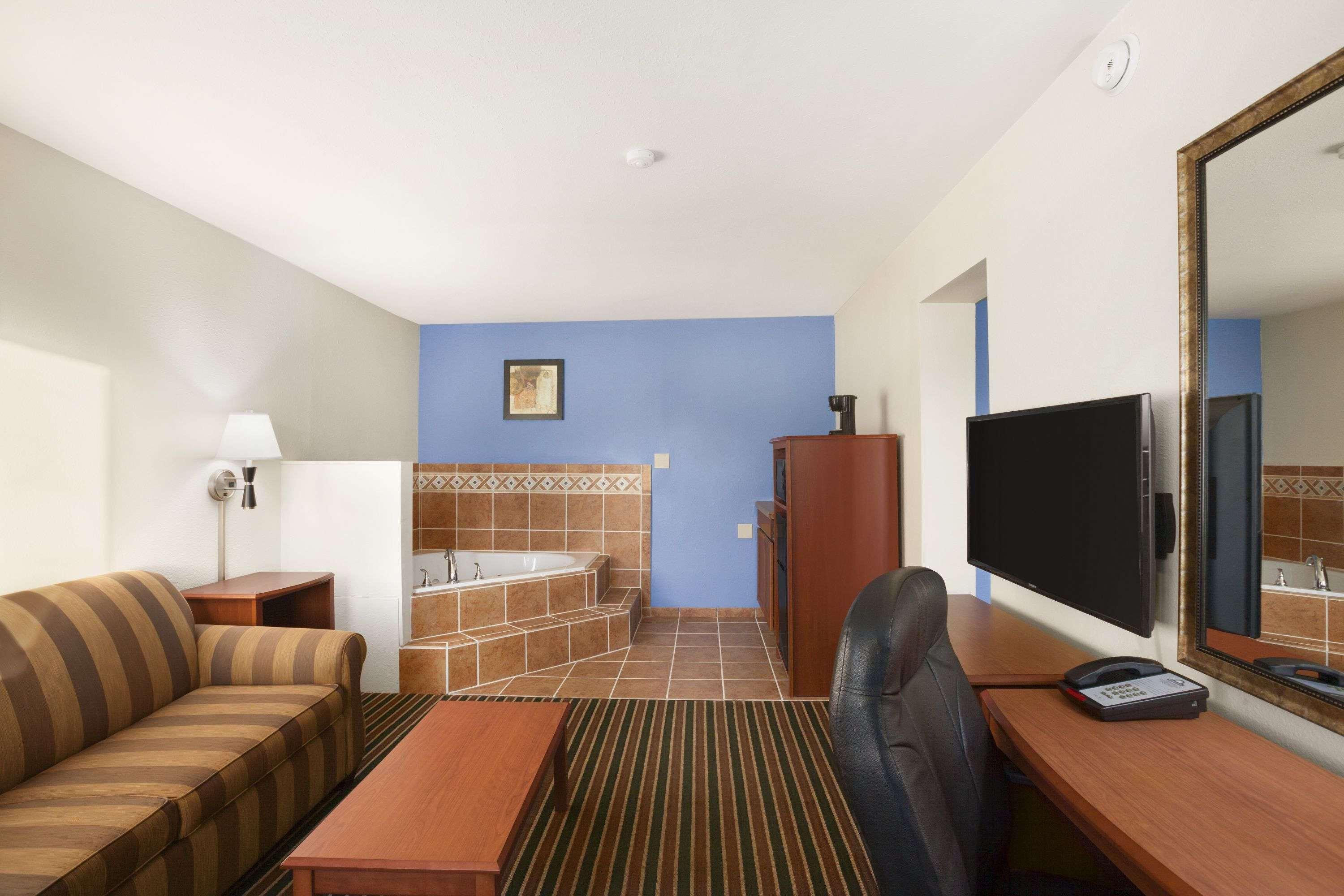 Days Inn By Wyndham Champaign/Urbana Exterior photo